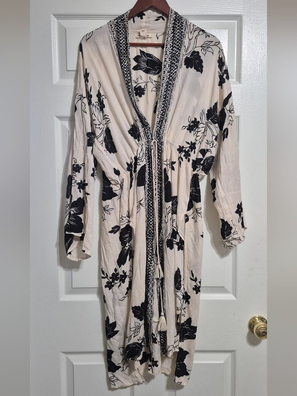 Billabong Cream and Black Floral Tie-Front Linen Robe